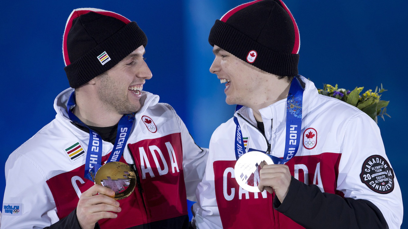 Alex Bilodeau et Mikaël Kingsbury rient sur le podium à Sotchi