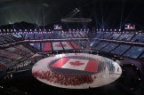 Arrivée d'Équipe Canada dans le stade, durant la cérémonie d'ouverture. (AP Photo/Charlie Riedel)