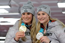 Natalie Geisenberger et la médaillée d'Argent Dajana Eitberger posent avec leur médaille à PyeongChang 2018.