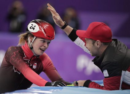 Kim Boutin est félicitée après la finale du 1500 m. (Photo par Vincent Ethier/COC)