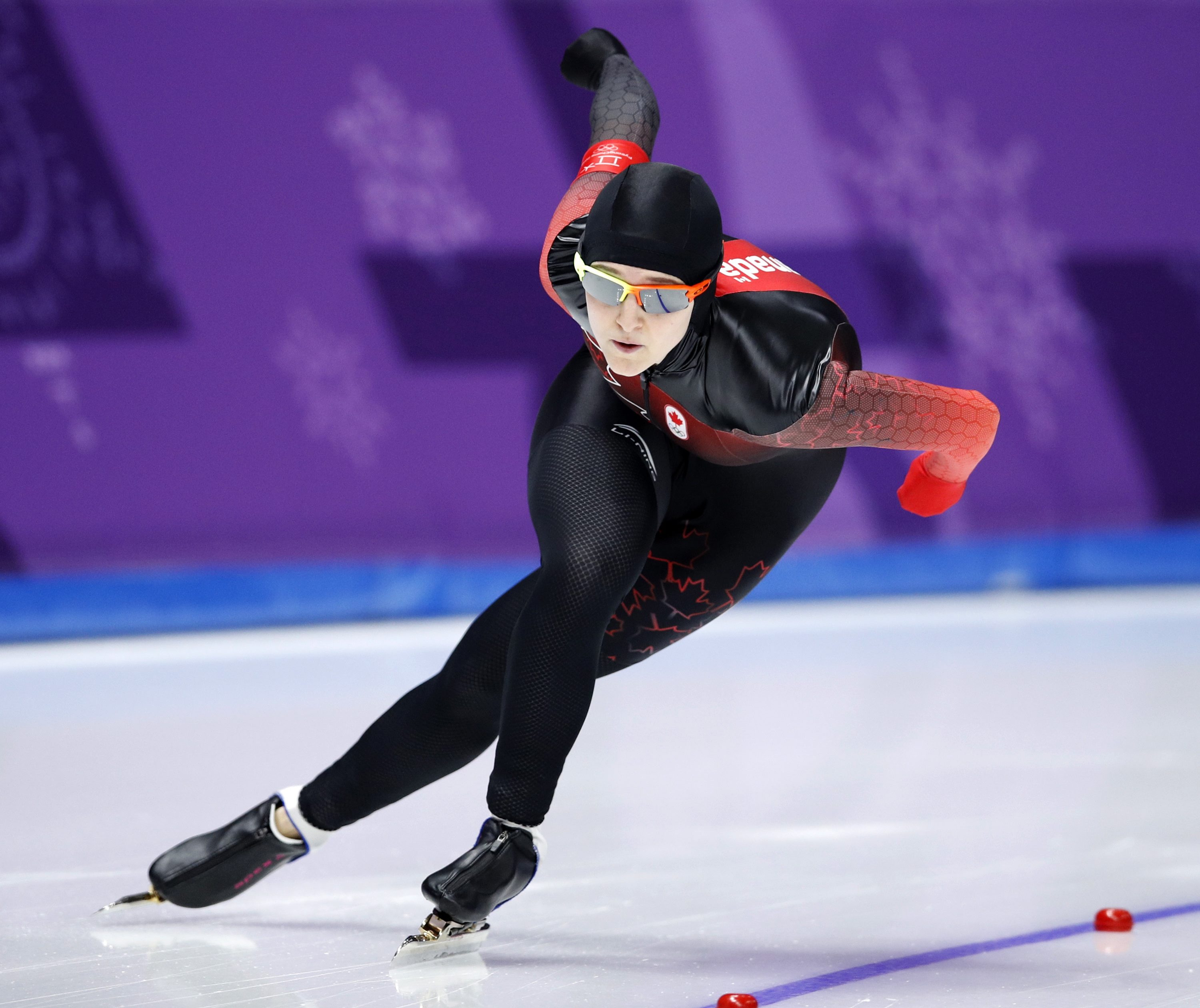 Heather Mclean patine à l'épreuve du 500 m en patinage de vitesse sur longue piste. (AP Photo/Vadim Ghirda)
