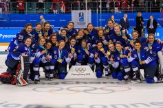 L'équipe de hockey féminine célèbre sa victoire à PyeongChang 2018. COC/Vincent Ethier