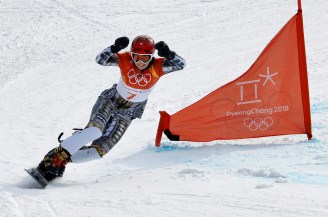 Ester Ledecka lors de la finale de l'épreuve de slalom parallèle géant, à PyeongChang 2018. (AP Photo/Lee Jin-man)