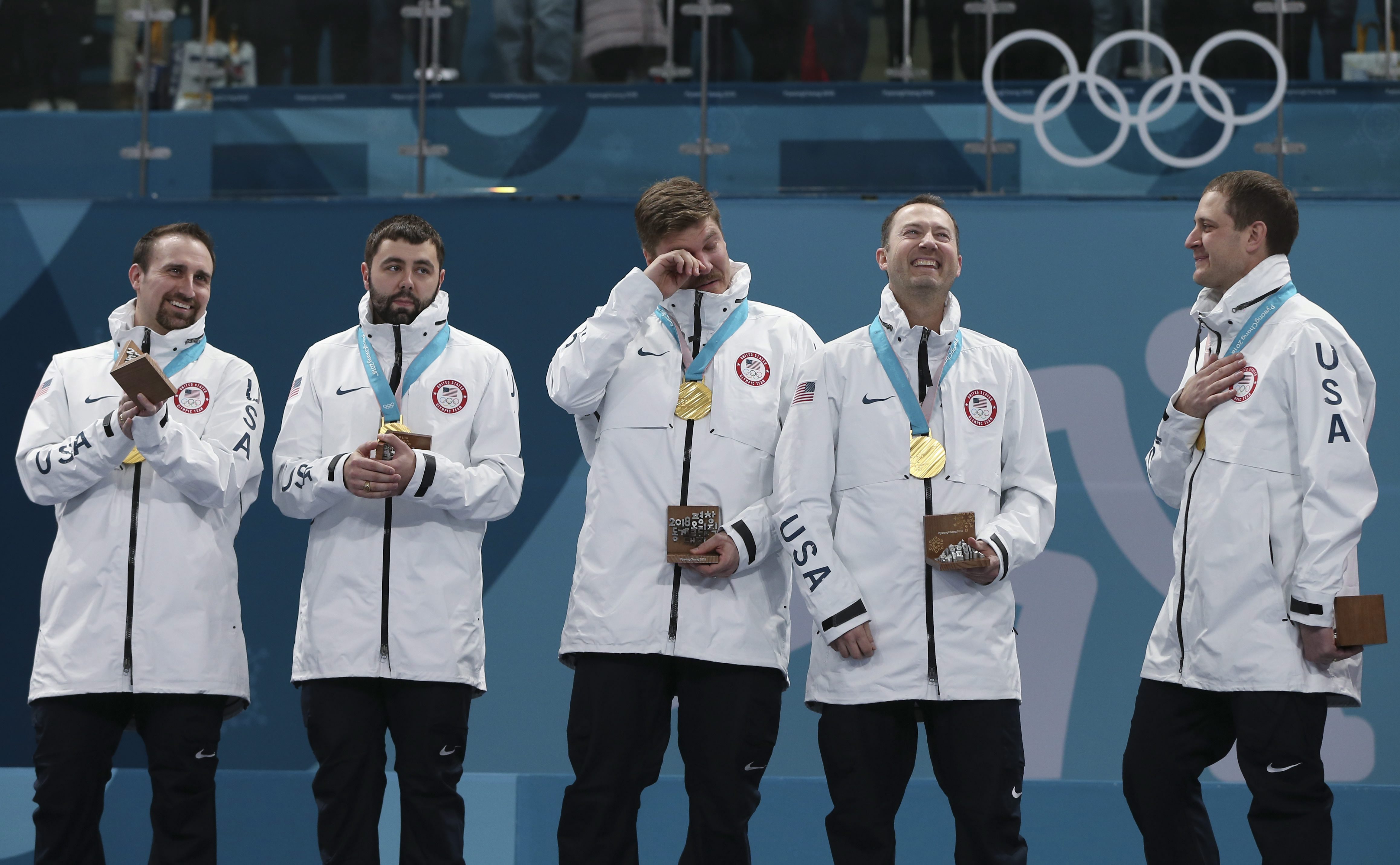 Joe Polo, John Landsteiner, Matt Hamilton, Tyler George, John Shuster et Phill Drobnick reçoivent leur médaille d'or à PyeongChang 2018. (AP Photo/Natacha Pisarenko)