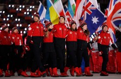 Les Canadiens marchent à l'intérieur du stade lors de la cérémonie de clôture. (AP Photo/Kirsty Wigglesworth)