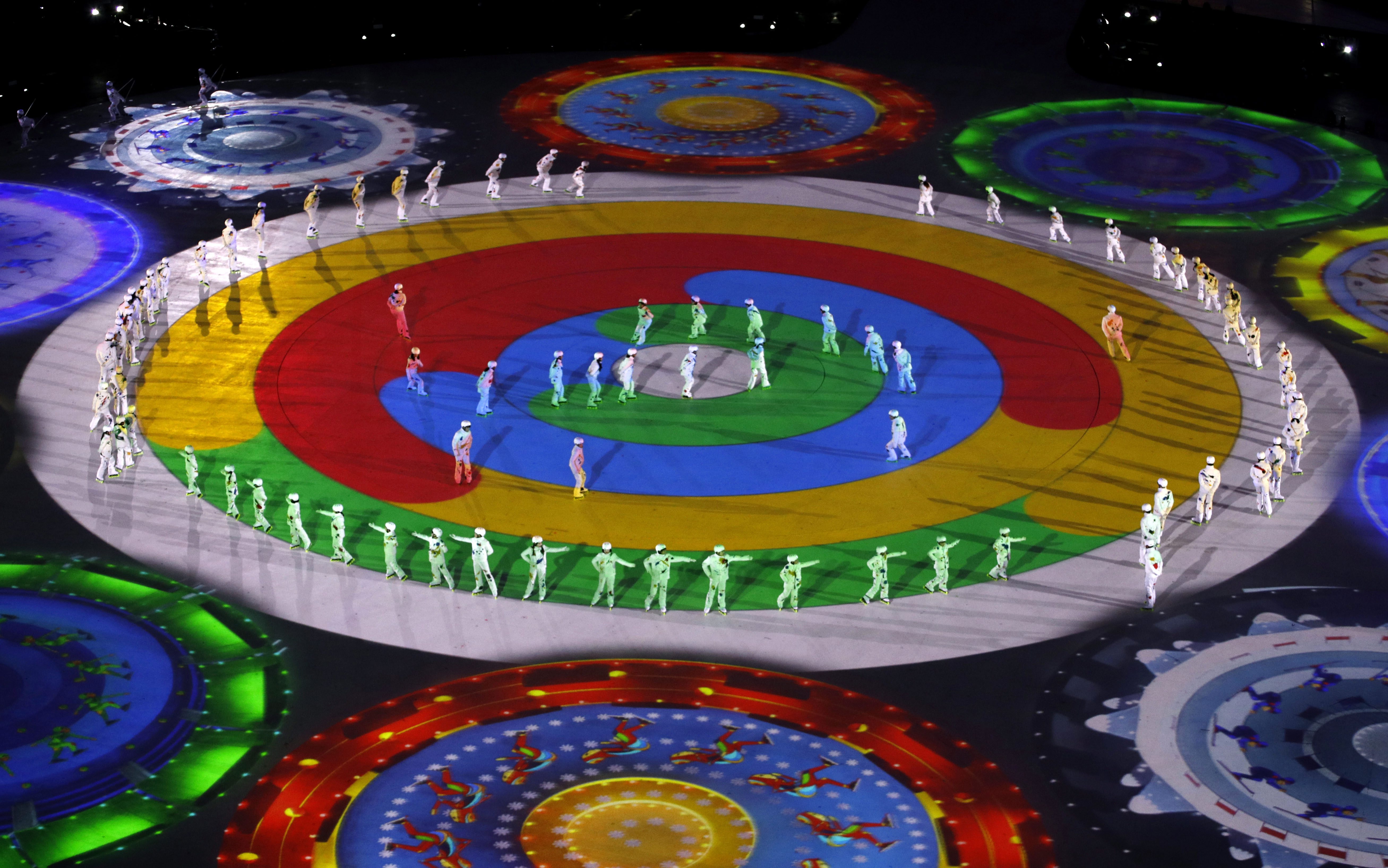Les danseurs lors de leur performance à la cérémonie de clôture des Jeux. (AP Photo/Charlie Riedel)