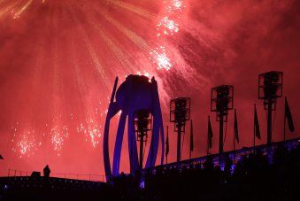La flamme olympique s'est éteinte à la cérémonie de clôture, mettant officiellement fin aux Jeux de PyeongChang. (AP Photo/Michael Probst)