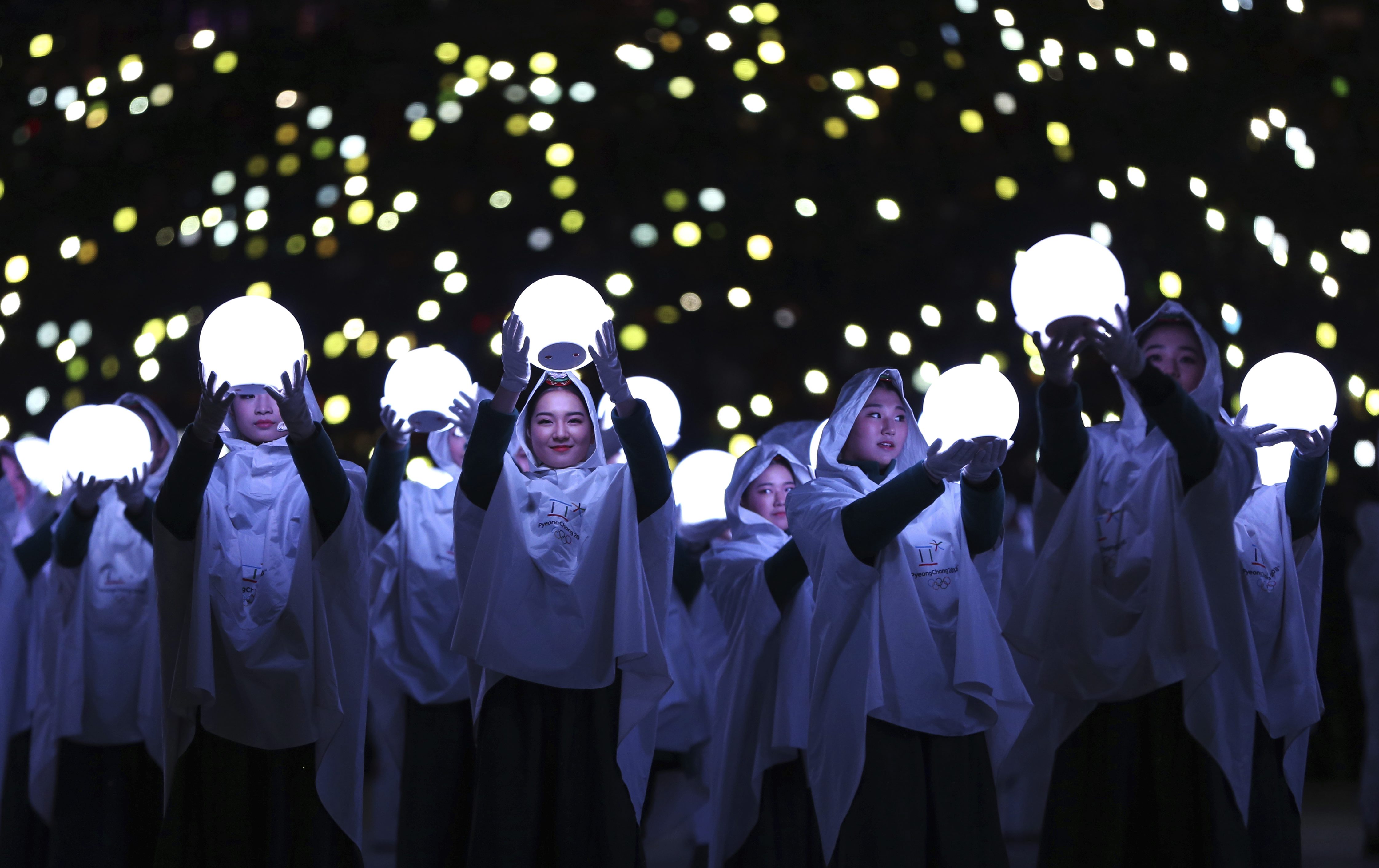 Des boules de lumière, juste avant la fin de la cérémonie de clôture. (Photo: AP Photo/Natacha Pisarenko)