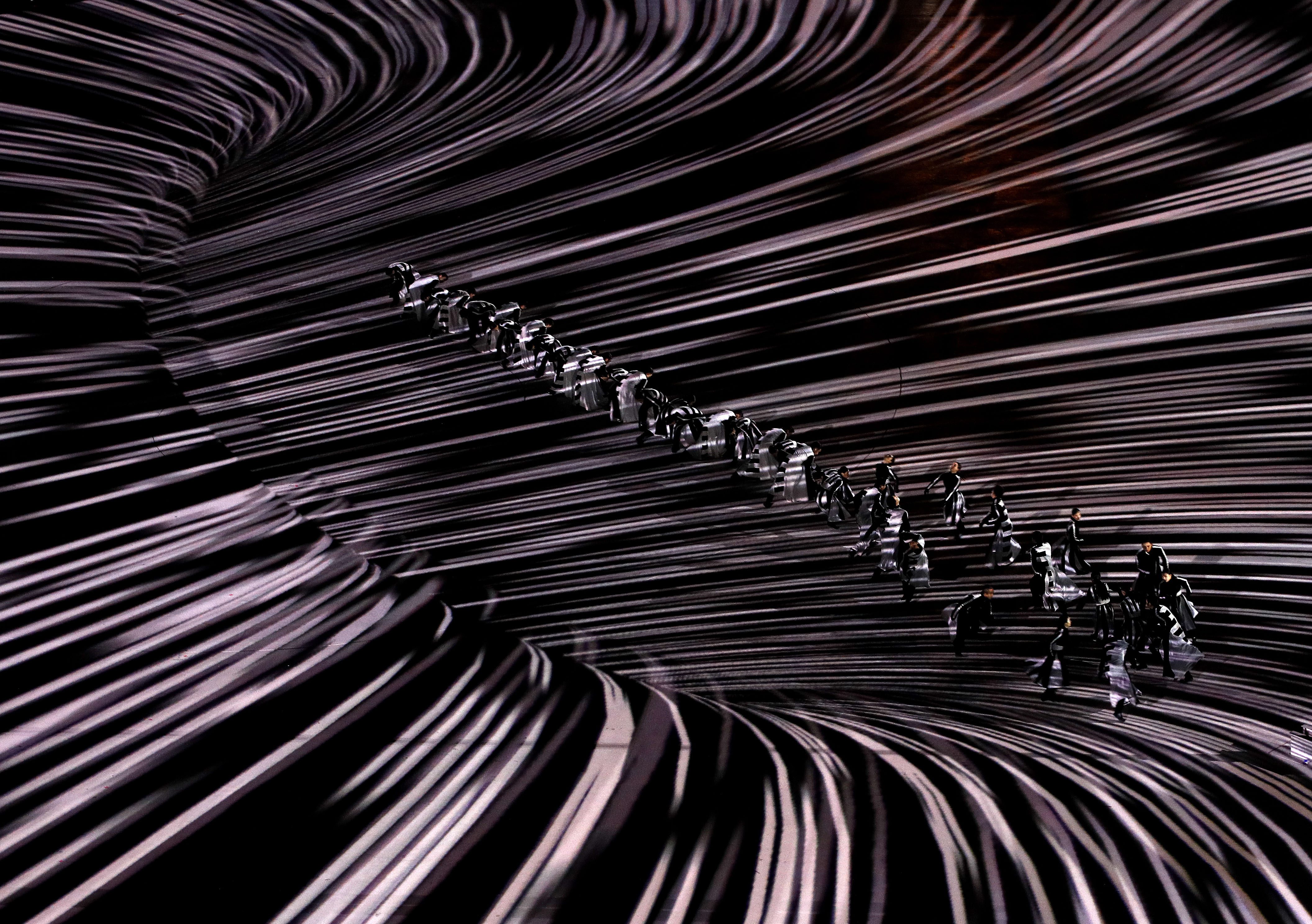 Plusieurs artistes ont offert un grand spectacle au stade, lors de la cérémonie. (AP Photo/Charlie Riedel)