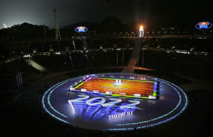 Plusieurs artistes ont offert un grand spectacle au stade, lors de la cérémonie. (AP Photo/Charlie Riedel)