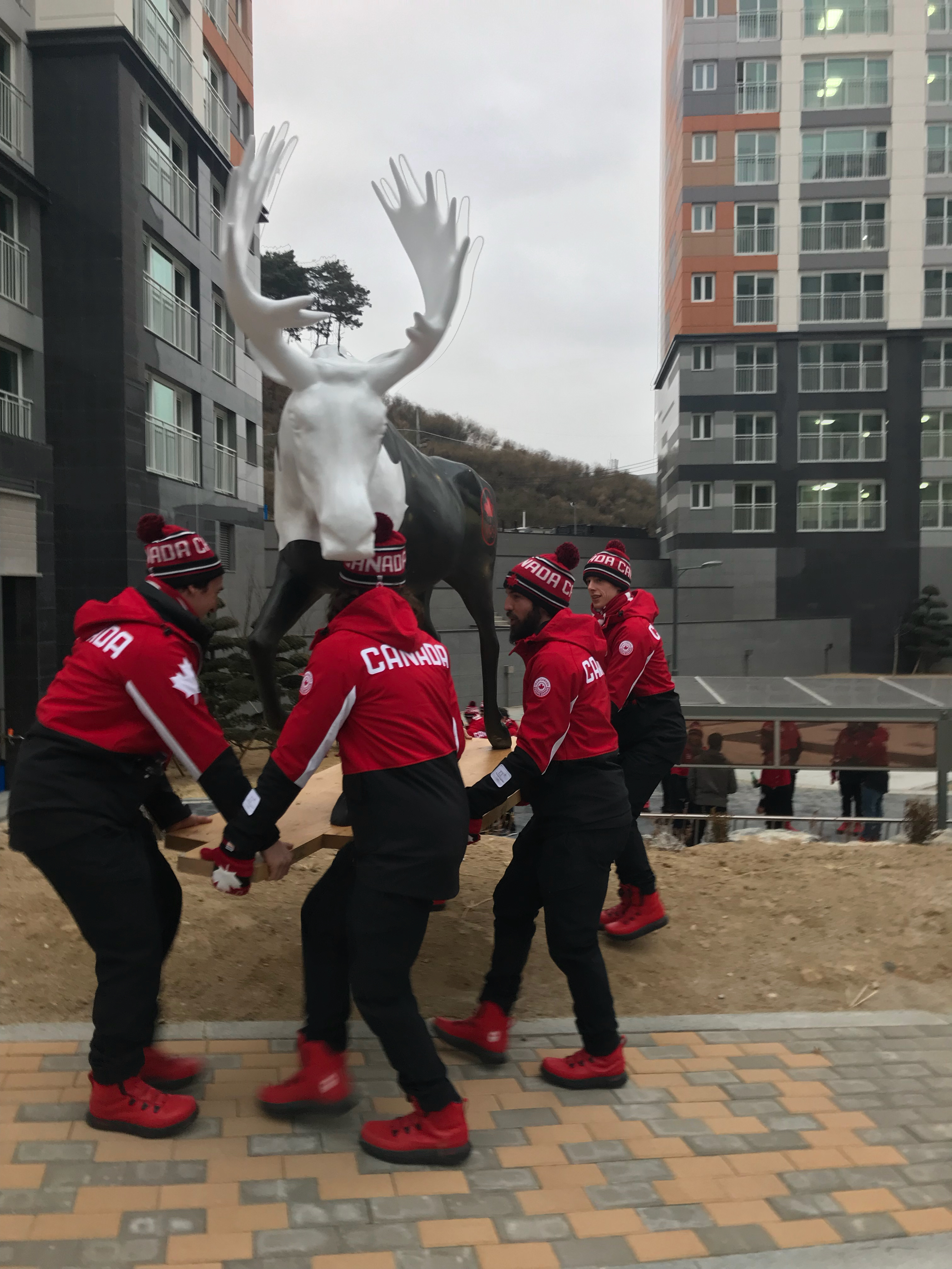 Les gars partent avec un « petit » souvenir du village des athlètes.