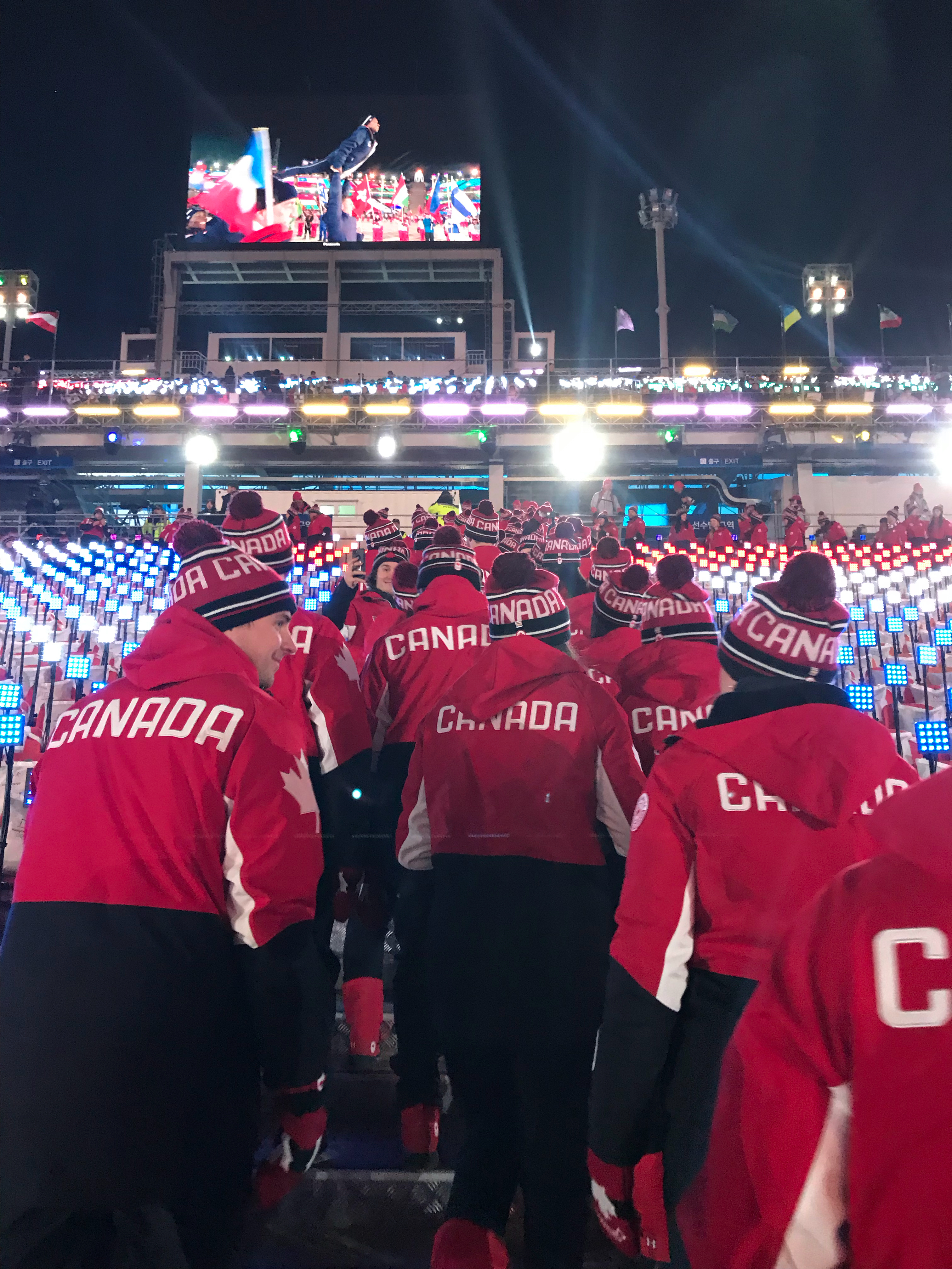 En se dirigeant vos nos sièges.