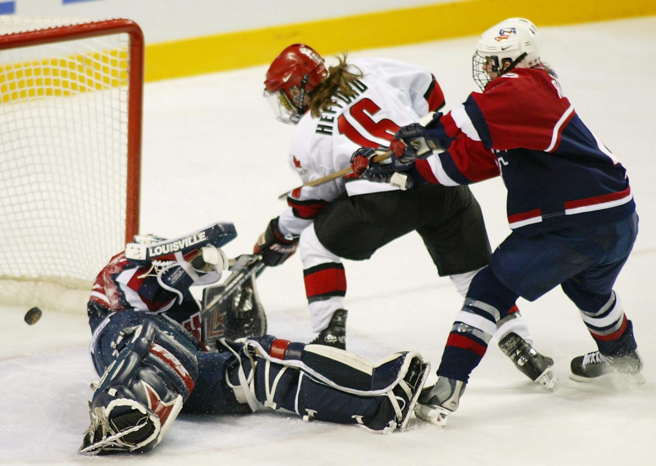 Jayna Hefford marque contre la gardienne des États-Unis Sara Decosta aux Jeux olympiques d'hiver à Salt Lake City, Utah, jeudi. 21, 2002. (CP PHOTO / Tom Hanson)