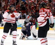 Meghan Agosta, Marie-Philip Poulin, Jessie Vetter Meghan Agosta, à gauche, célèbre avec Marie-Philip Poulin après le deuxième but contre la gardienne américaine Jessie Vetter lors de la finale du tournoi de hockey sur glace olympique de Vancouver, le jeudi 25 février 2010. LA PRESSE CANADIENNE / Jonathan Hayward