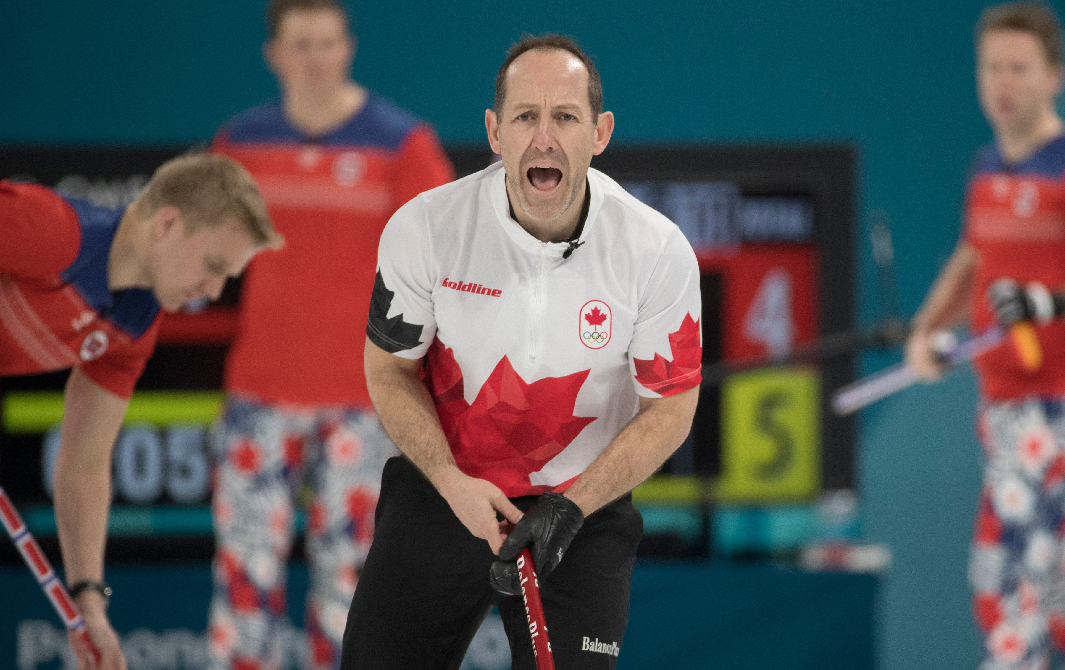 Brent Laign crie ses instructions à l'équipe de curling lors du match contre la Norvège au tournoi à la ronde, aux Jeux olympiques de PyeongChang, le 15 février 2018. Photo COC/Jason Ransom