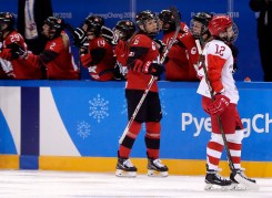 Rebecca Johnston (6) célèbre son but avec ses coéquipières, en deuxième période du match de hockey féminin contre les athlètes olympiques de la Russie aux Jeux olympiques d'hiver de PyeongChang 2018, le 11 février 2018. (AP Photo/Frank Franklin II)