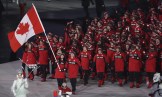 Tessa Virtue et Scott Moir, en tête d'Équipe Canada, lors de la cérémonie d'ouverture de PyeongChang 2018.(AP Photo/Michael Sohn)