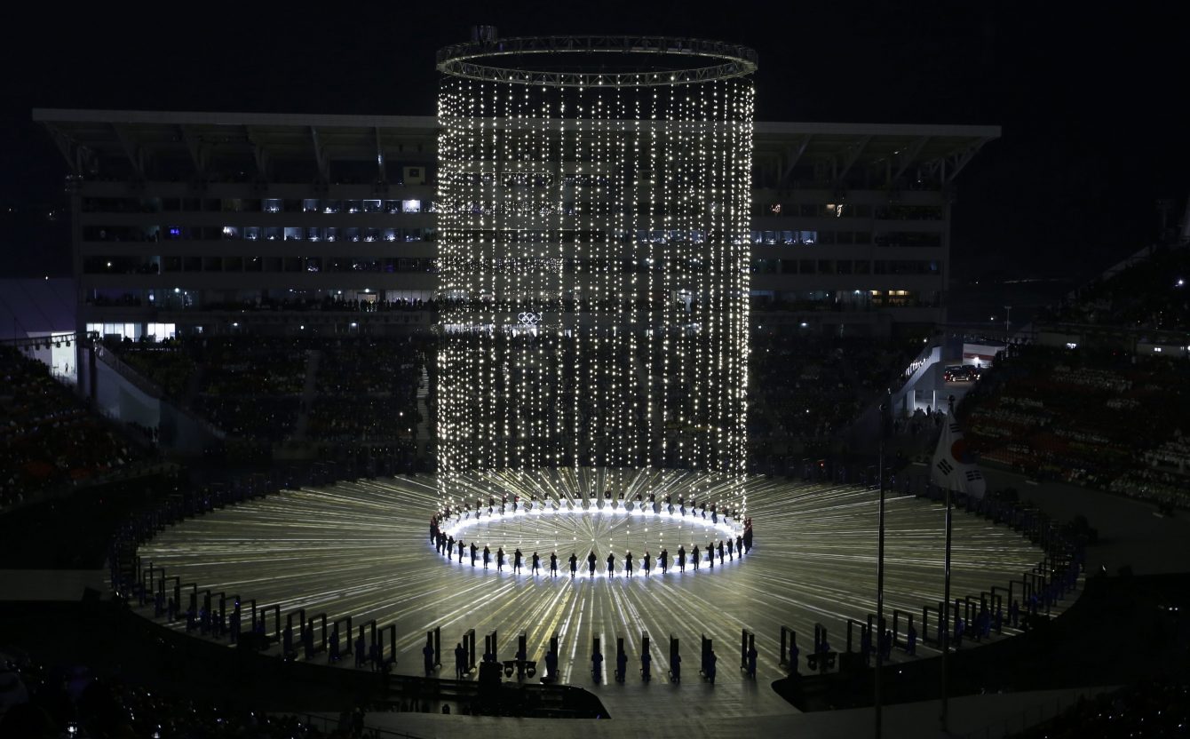 Tout au long de la cérémonie, la Corée du Sud a présenté bon nombre d'effets lumineux. (AP Photo/Natacha Pisarenko)