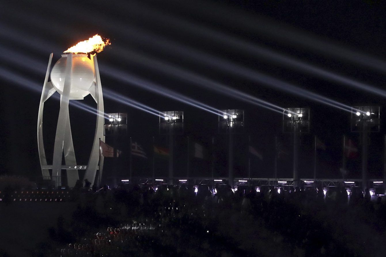 Emblème de l'événement, la flamme olympique brûlera tout au long des Jeux. (Sean Haffey/Pool Photo via AP)