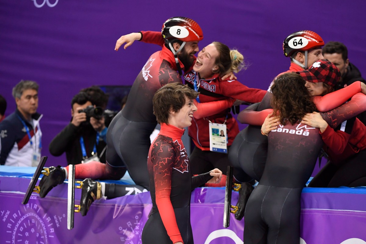 De gauche à droite: Samuel Girard, Charle Cournoyer, Charles Hamelin et Pascal Dion célèbrent leur médaille de bronze au relais 5000 m à PyeongChang, le 22 février 2018. THE CANADIAN PRESS/Paul Chiasson