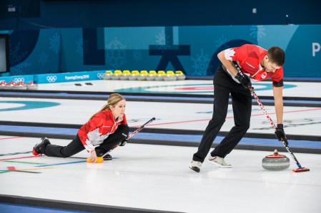 curling-double-mixte-lawes-morris-pyeongchang Kaitlyn Lawes et John Morris à la finale pour la médaille d'or en curling double mixte. Photo Vincent Ethier/COC