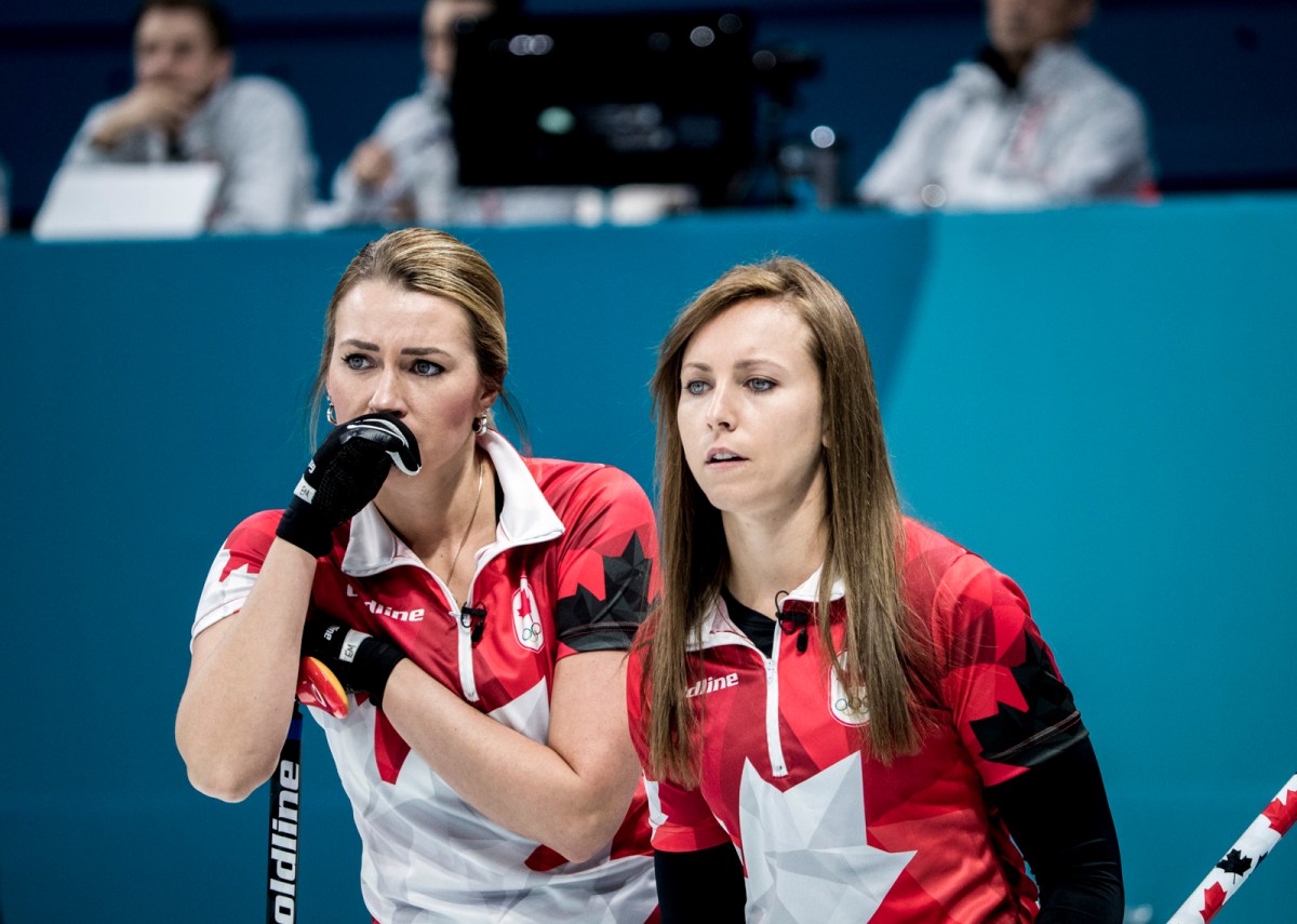 Rachel Homan et Emma Miskew en discussion