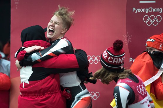 Alex Gough saute dans les bras d'un coéquipier.