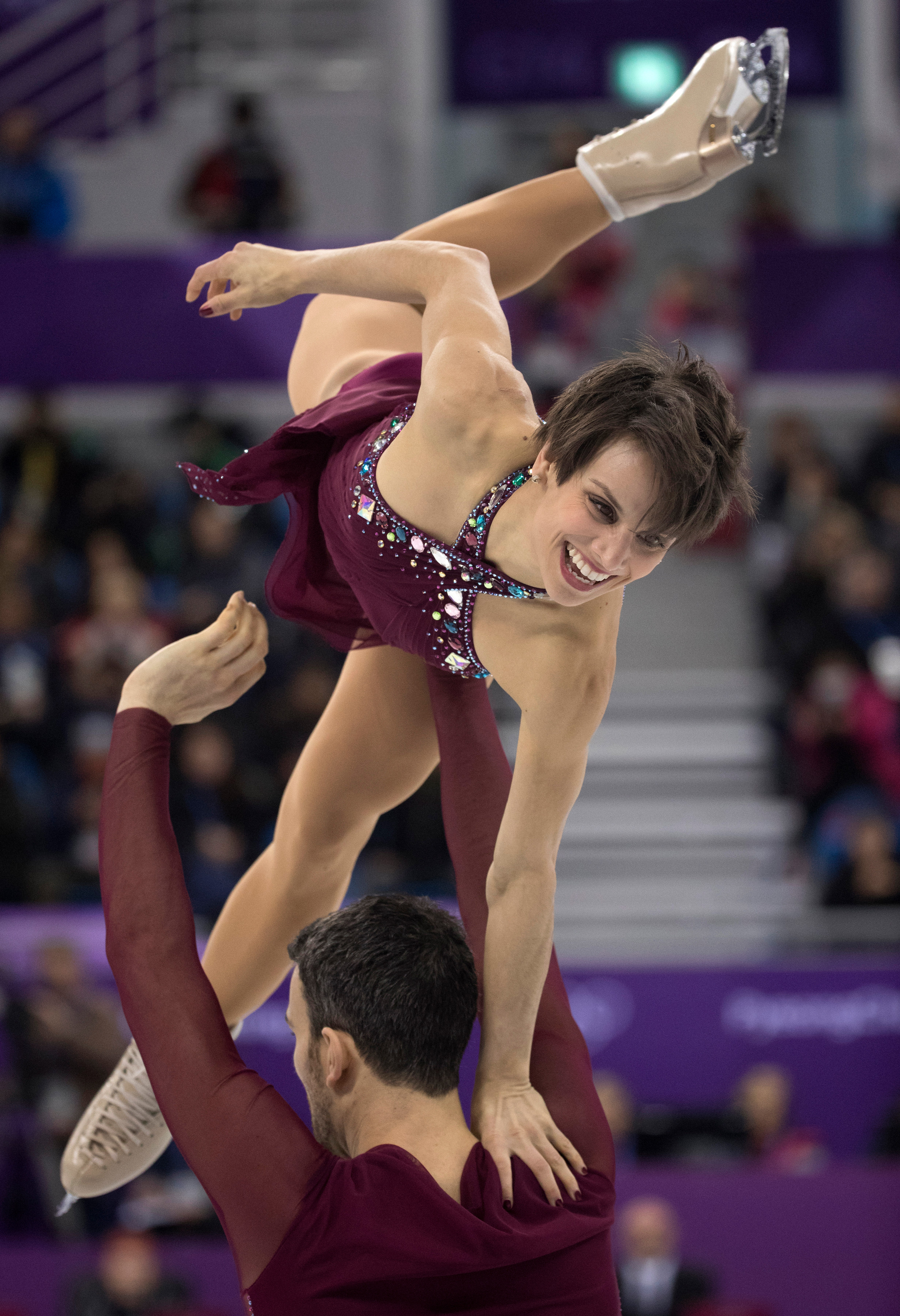 Meagan Duhamel et Eric Radford patinent leur programme libre à l'épreuve de couples aux Jeux olympiques de PyeongChang, le 15 février 2018. Ils ont remporté le bronze. (Photo COC/Jason Ransom)