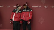 Phylicia George et Kaillie Humphries célèbrent leur médaille de bronze en bobsleigh à deux à PyeongChang 2018, le 21 février 2018. (Photo : Jason Ransom/COC)