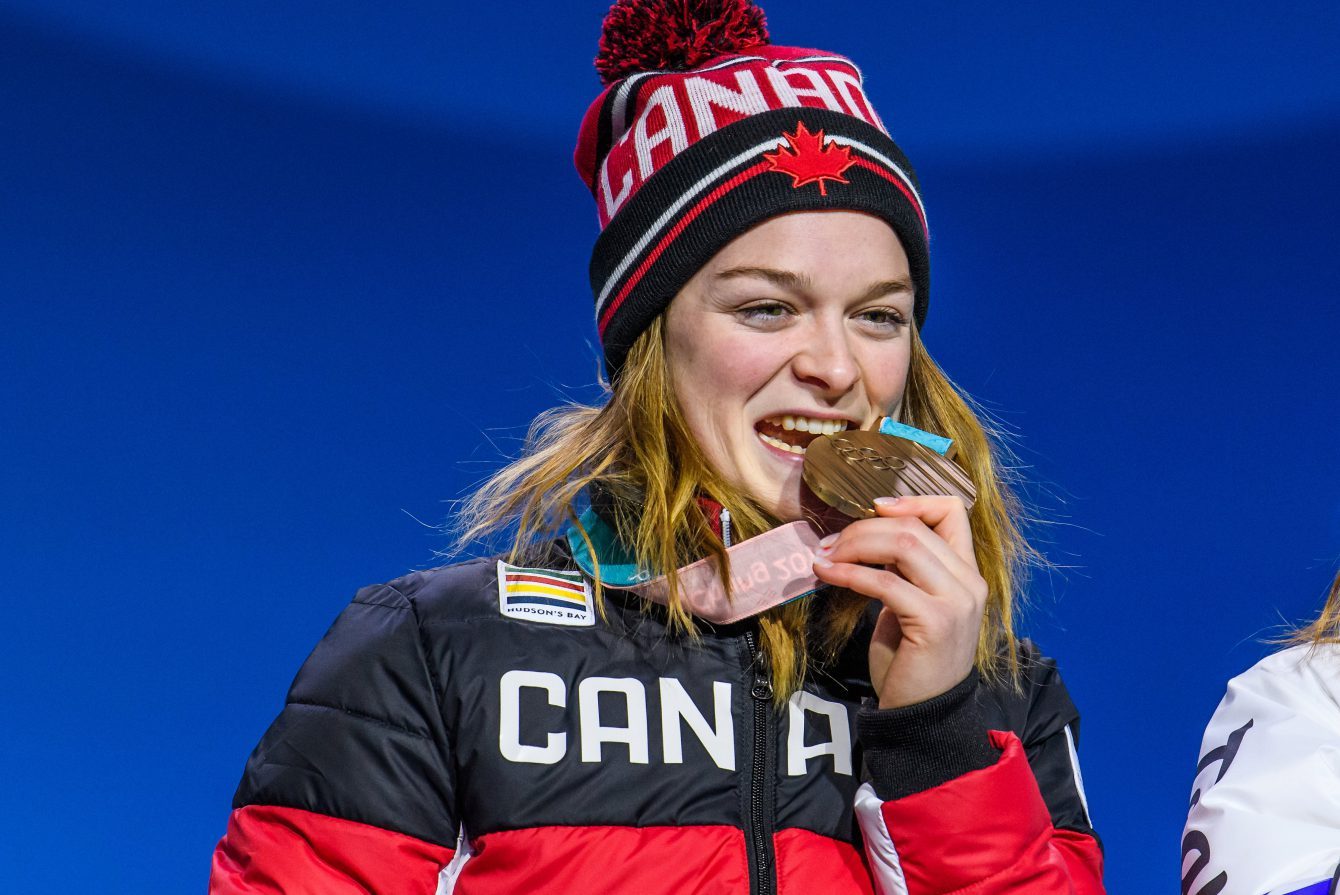 Kim Boutin reçoit la médaille de bronze au 1500 m en patinage de vitesse sur courte piste à la Place olympique de PyeongChang aux Jeux olympiques d'hiver de PyeongChang 2018, en Corée du Sud, le 18 février 2018. (Photo : Vincent Ethier/COC)