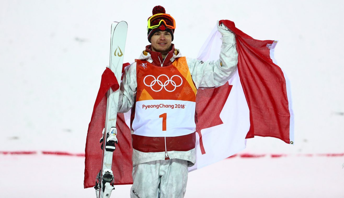 Mikaël Kingsbury sur le podium après avoir remporté l'or en bosses à PyeongChang 2018, le 12 février 2018. (Photo : Vaughn Ridley/COC)