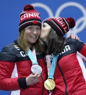 Kelsey Serwa, à droite, et Brittany Phelan célèbrent leurs médailles d'or et d'argent lors de la cérémonie des médailles aux Jeux olympiques d'hiver de PyeongChang 2018 en Corée du Sud, le vendredi 23 février 2018. LA PRESSE CANADIENNE/HO - COC/David Jackson