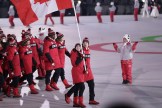 Tessa Virtue et Scott Moir mènent le groupe d'Équipe Canada à son entrée dans le stade. (Crédit: Comité olympique canadien)