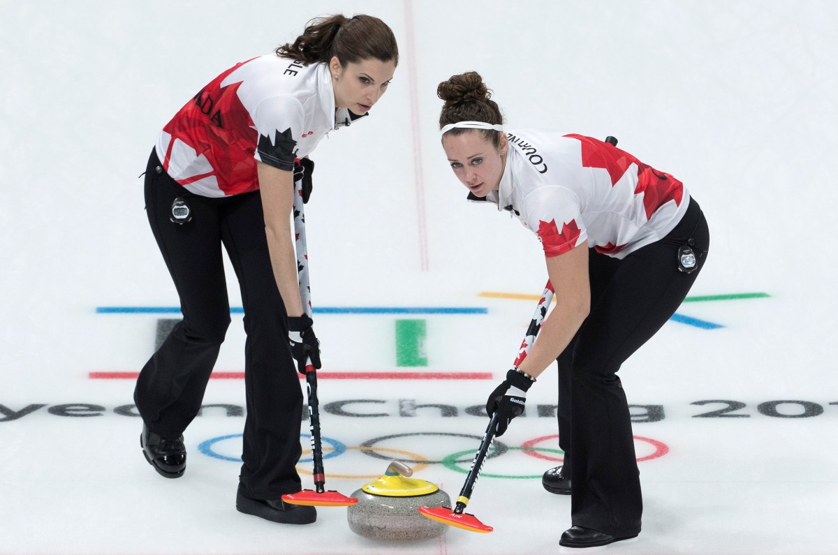 Lisa Weagle et Joanne Courtney en pleine partie contre le Danemark. LA PRESSE CANADIENNE/HO - COC – Jason Ransom