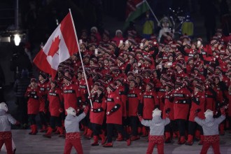 Les patineurs artistiques Tessa Virtue et Scott Moir ont mené Équipe Canada lors de leur entrée au stade, à la cérémonie d'ouverture de PyeongChang 2018. LA PRESSE CANADIENNE/Paul Chiasson
