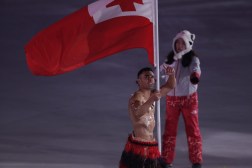 Pita Taufatofua était de retour en tant que porte-drapeau des Tonga. Il avait fait fureur à son entrée aux Jeux de Rio, en 2016. (Crédit: Comité olympique canadien)