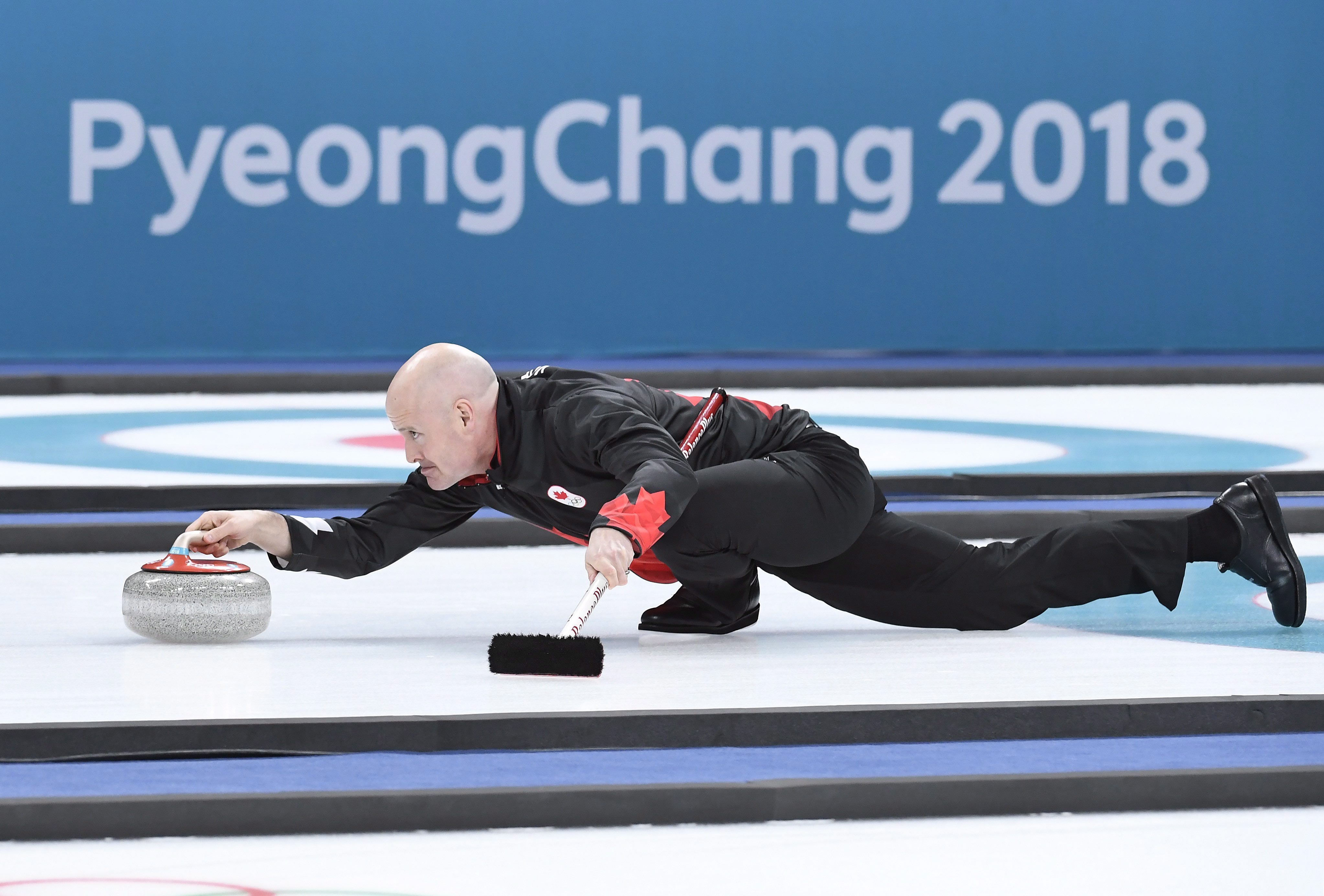 Le capitaine d'Équipe Canada en curling masculin Kevin Koe lors du match de demi-finale contre les États-Unis, le 22 février 2018. THE CANADIAN PRESS/Nathan Denette