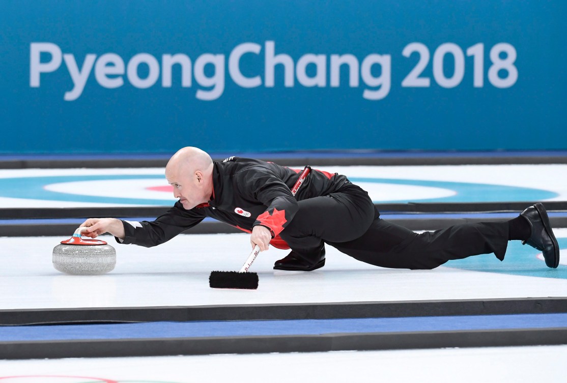 Le capitaine d'Équipe Canada en curling masculin Kevin Koe lors du match de demi-finale contre les États-Unis, le 22 février 2018. THE CANADIAN PRESS/Nathan Denette