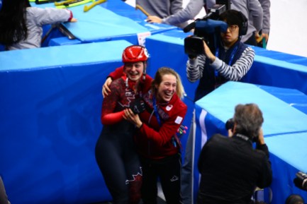 kim-boutin-bronze-marianne-st-gelais-pyeongchang Kim Boutin célèbre sa médaille de bronze en compagnie de sa coéquipière Marianne St-Gelais. Photo Vaughn Ridley/COC