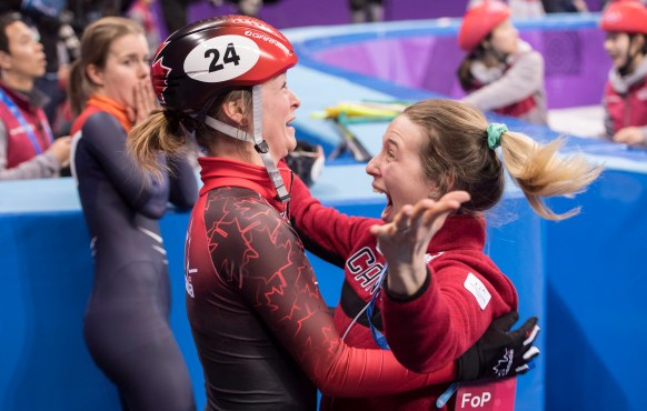 Kim Boutin et Marianne St-Gelais célèbrent après l'annonce de la victoire de Boutin à la finale du 500 m femmes aux Jeux olympiques de PyeongChang 2018, le 13 février 2018. LA PRESSE CANADIENNE/Paul Chiasson
