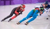 Kim Boutin patine derrière la légende italienne du patinage de vitesse, Arianna Fontana, lors de la finale du 500 m en patinage de vitesse sur courte piste, aux Jeux olympiques le PyeongChang, le 13 février 2018. LA PRESSE CANADIENNE/Paul Chiasson