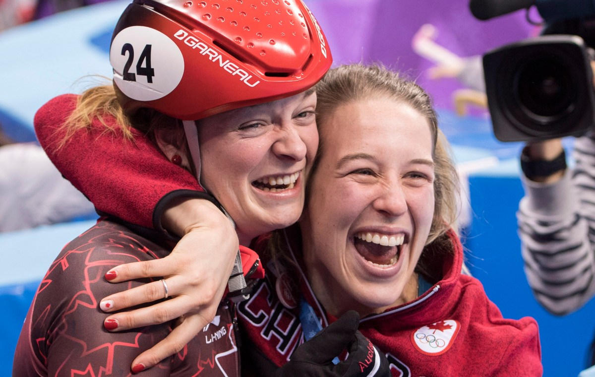 Kim Boutin et Marianne St-Gelais célèbrent après l'annonce de la victoire de Boutin à la finale du 500 m femmes aux Jeux olympiques de PyeongChang 2018, le 13 février 2018. LA PRESSE CANADIENNE/Paul Chiasson
