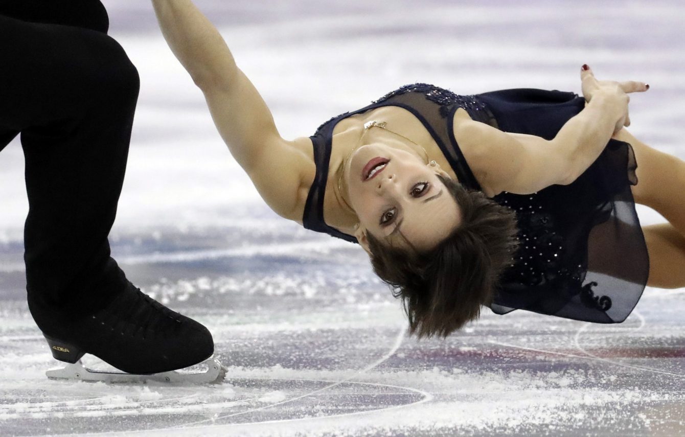 Le couple Megan Duhamel et Eric Radford patinent leur programme court lors de l'épreuve par équipes à PyeongChang 2018, le 8 février 2018. (AP Photo/Bernat Armangue)