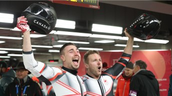 Justin Kripps et Alex Kopacz lèvent leur casque en signe de célébration