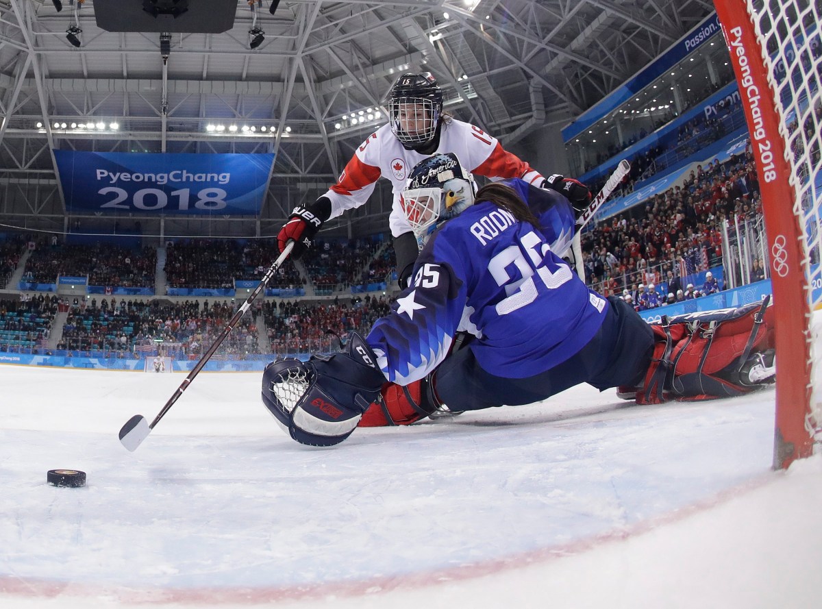 Mélodie Daoust (15) compte un but contre la gardienne de but américaine, en tir de pénalité, le 22 février 2018. AP Photo/Frank Franklin II, Pool