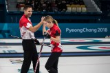 John Morris et Kaitlyn Lawes lors de la demi-finale de l’épreuve de curling en double mixte à PyeongChang 2018, le 12 février 2018. (Photo: Stephen Hosier/COC)
