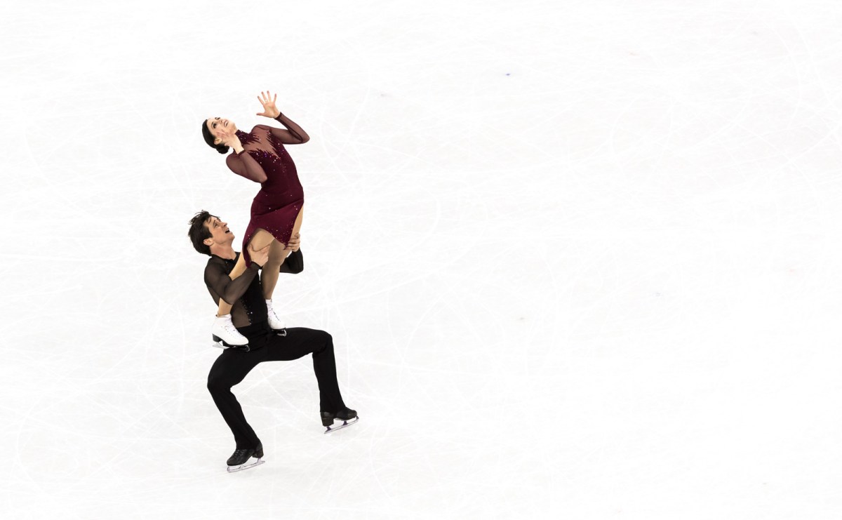 Tessa Virtue et Scott Moir effectue une portée.