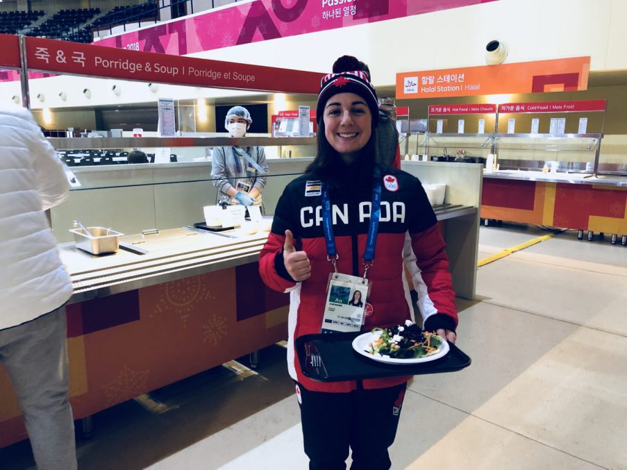 L'athlète de ski acrobatique, bosses Andi Naude prend un morceau au village des athlètes.