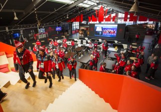 L'équipe de hockey masculin visite la Maison olympique canadienne. Photo Deb Ransom