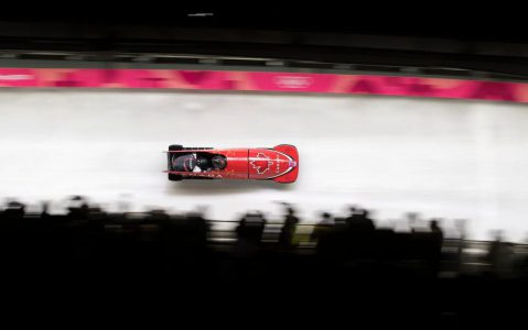 Justin Kripps et Alex Kopacz obtiennent la médaille d'or en bob à deux. (LA PRESSE CANADIENNE/COC/Jason Ransom